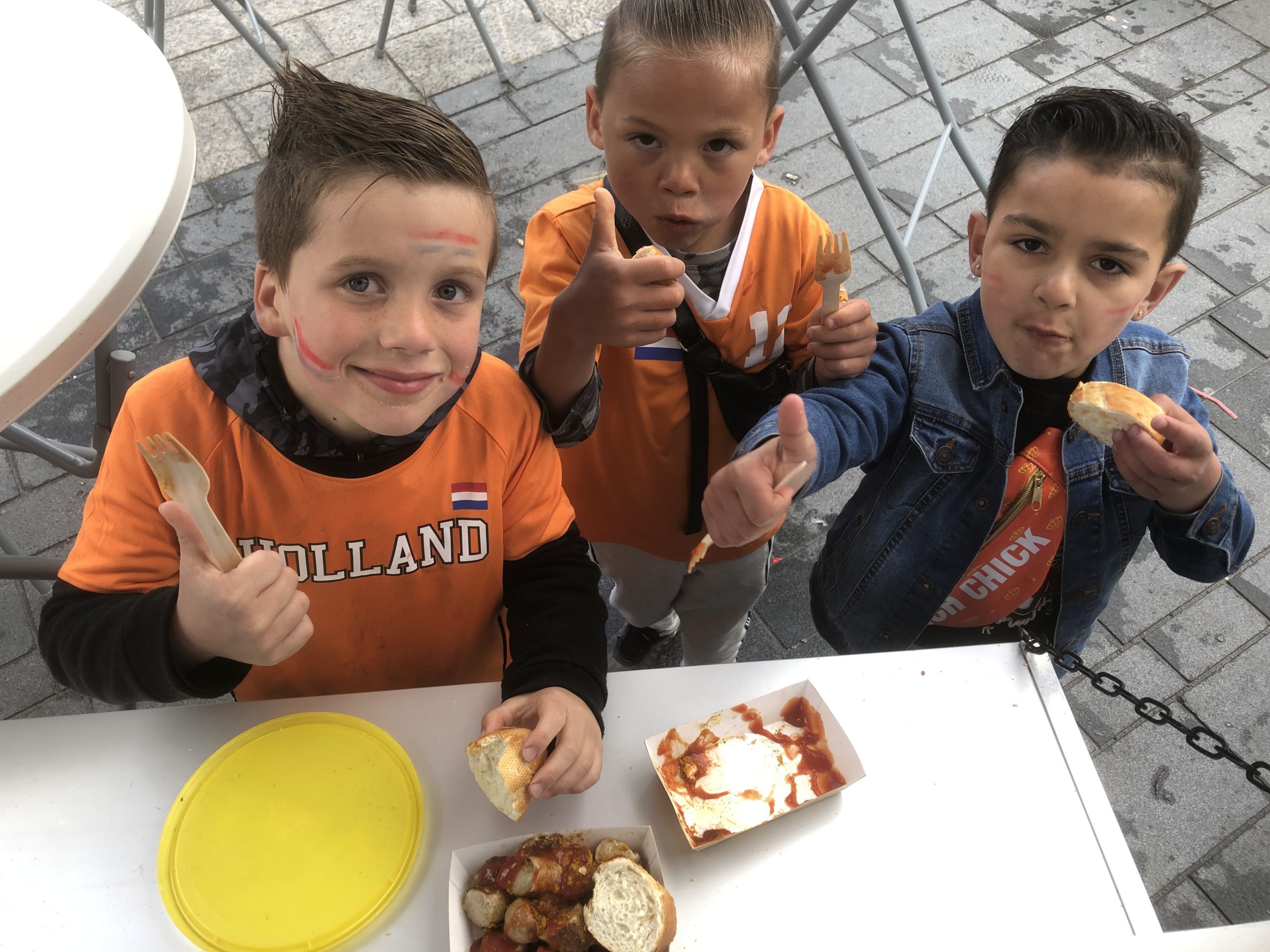 tevreden klantjes bij foodtruck La Deutscha Vita tevreden klantjes bij foodtruck La Deutscha Vita
